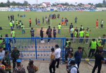 Persiraja vs Malut United: Supporter Lantak Laju Terobos Lapangan