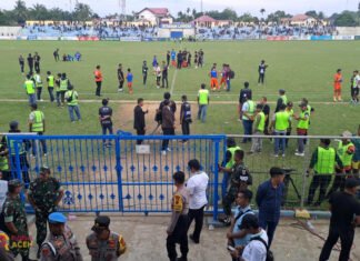 Persiraja vs Malut United: Supporter Lantak Laju Terobos Lapangan