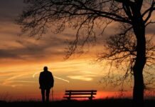 Lelaki Tua di Pojok Malam