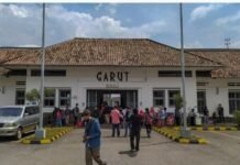 Ada Bulan di Belakang Stasiun Kereta