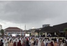 Meski Hujan, Sholat Ied di Lapangan Merdeka Lancar