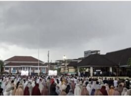 Meski Hujan, Sholat Ied di Lapangan Merdeka Lancar