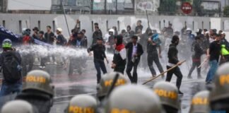 Demokrasi yang Takut Penontonnya