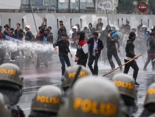 Demokrasi yang Takut Penontonnya