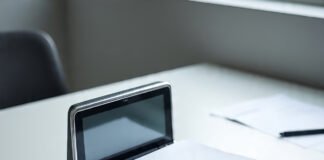 Penyangkalan Fakta: Bagaimana Negara Menggunakan “Gaslighting” dan Hiperrealitas sebagai Alat Kontrol