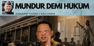 Mundur Demi Hukum