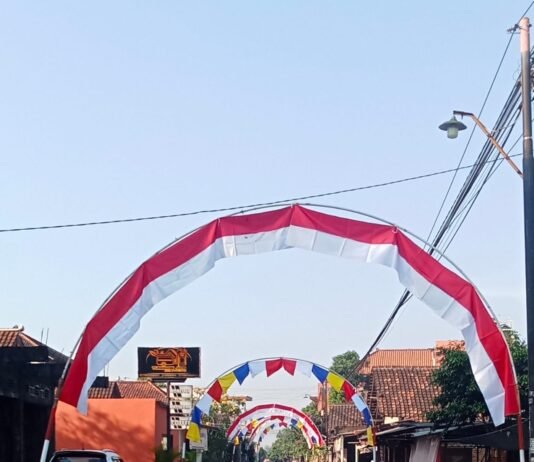Jelang Agustus 2026, Warga Mulai Memasang Merah Putih di Lingkungan Masing-masing