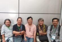 Bapak-bapak yang Dikunyah oleh Bayangannya Sendiri