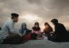 Hakikat Memberi: Saat Satu Jari Menunjuk Orang Lain, Empat Jari Kembali Pada Diri Kita