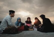 Hakikat Memberi: Saat Satu Jari Menunjuk Orang Lain, Empat Jari Kembali Pada Diri Kita