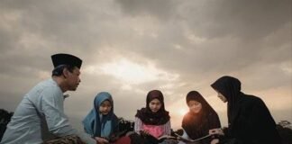 Hakikat Memberi: Saat Satu Jari Menunjuk Orang Lain, Empat Jari Kembali Pada Diri Kita